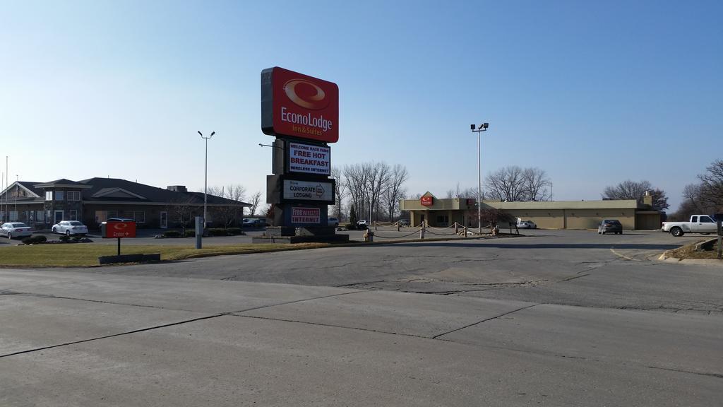 Econo Lodge Inn & Suites Newton Exterior photo