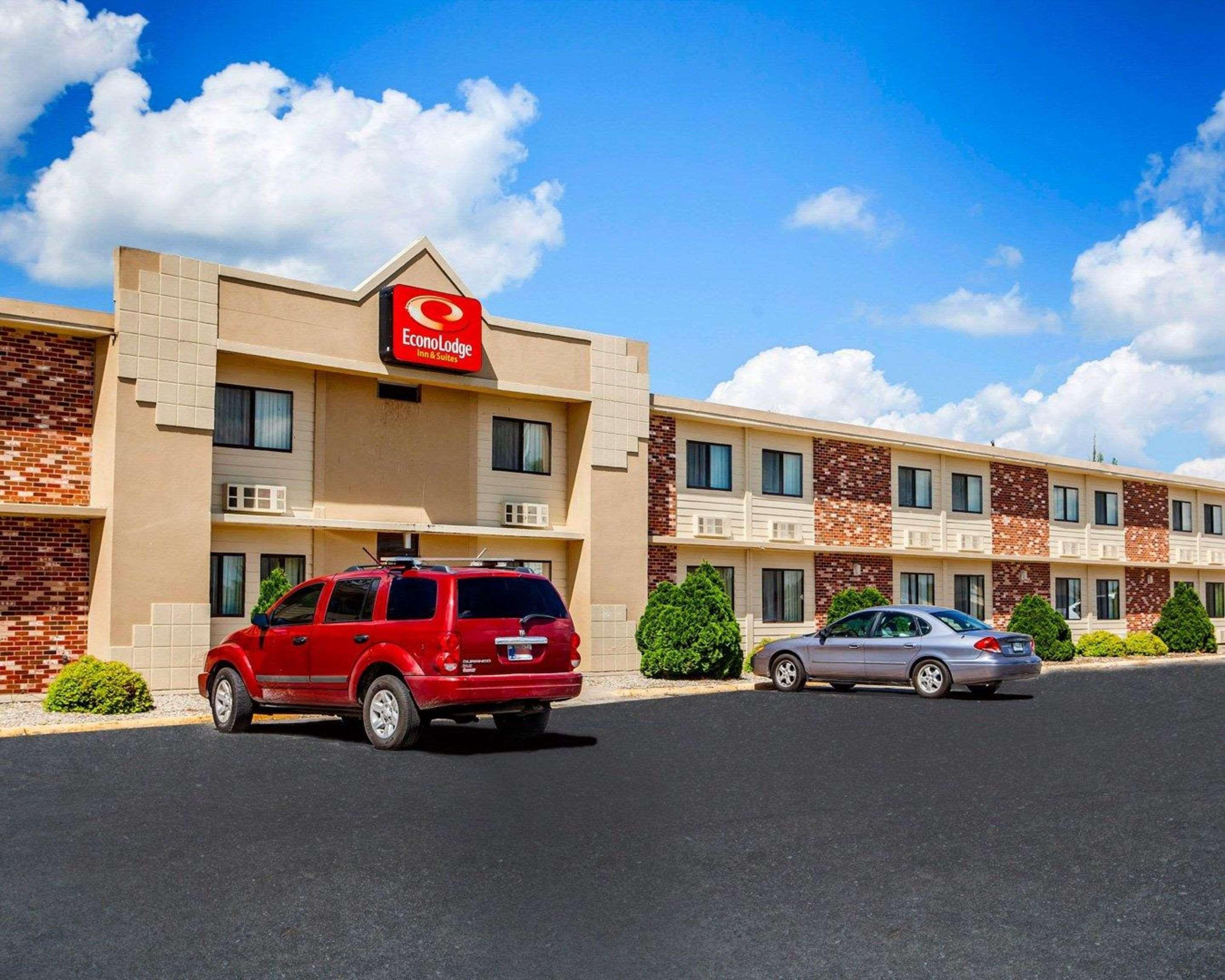 Econo Lodge Inn & Suites Newton Exterior photo